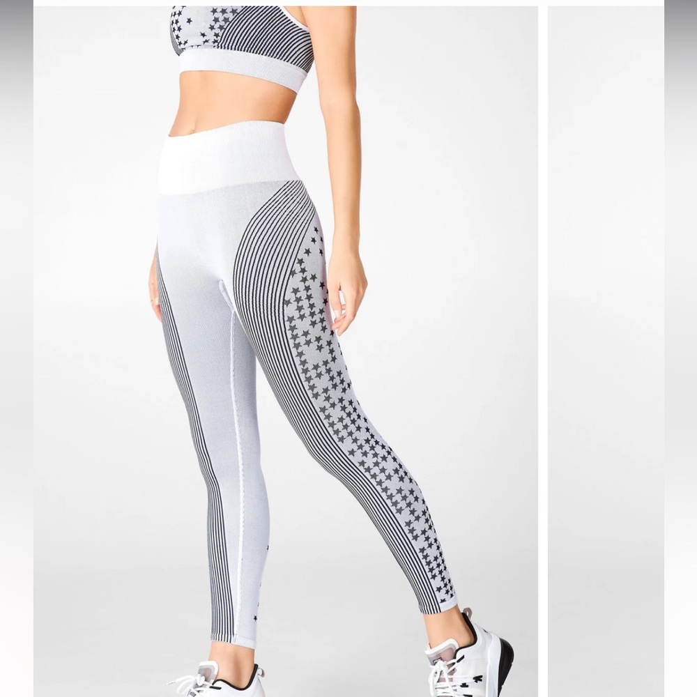 Fabletics SET High-Waisted Seamless Star Capri & Star Seamless Bra